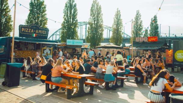 Festivalterrein buiten met eten - Melkfabriek