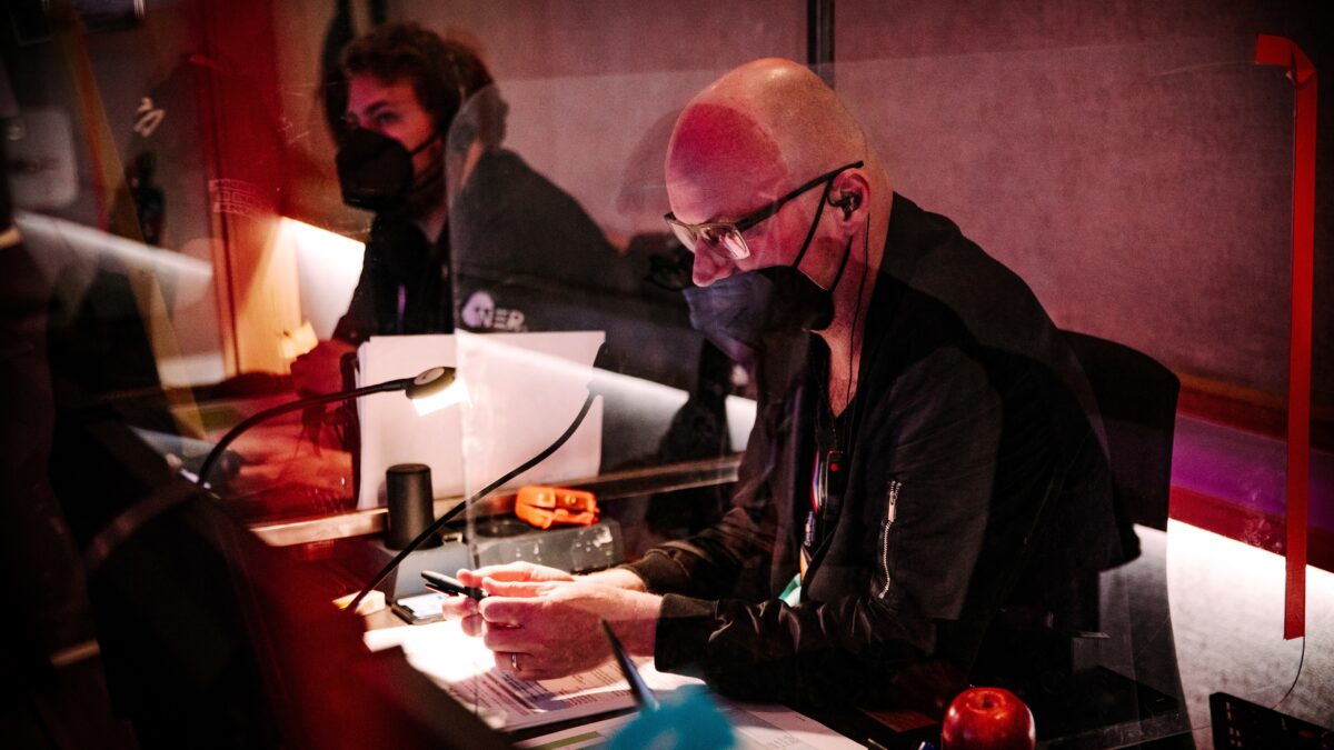 Gerben Bakker in regieruimte tijdens Songfestival - foto Nathan Reinds
