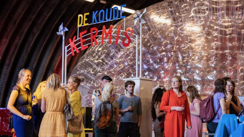 Kermis op de basis - Dropstuff - ingang opblaasbare vergaderzaal
