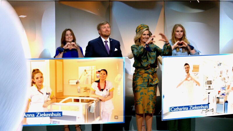 Koninklijke Mixed Reality Experience - Koninklijke familie die een hartgebaar maakt tijdens virtual meeting met ziekenhuismedewerkers - Live Legends