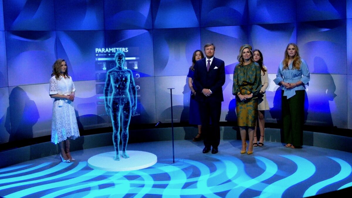 Koninklijke familie met virtuele vrouw en presentatrice tijdens event Philips Live Legends