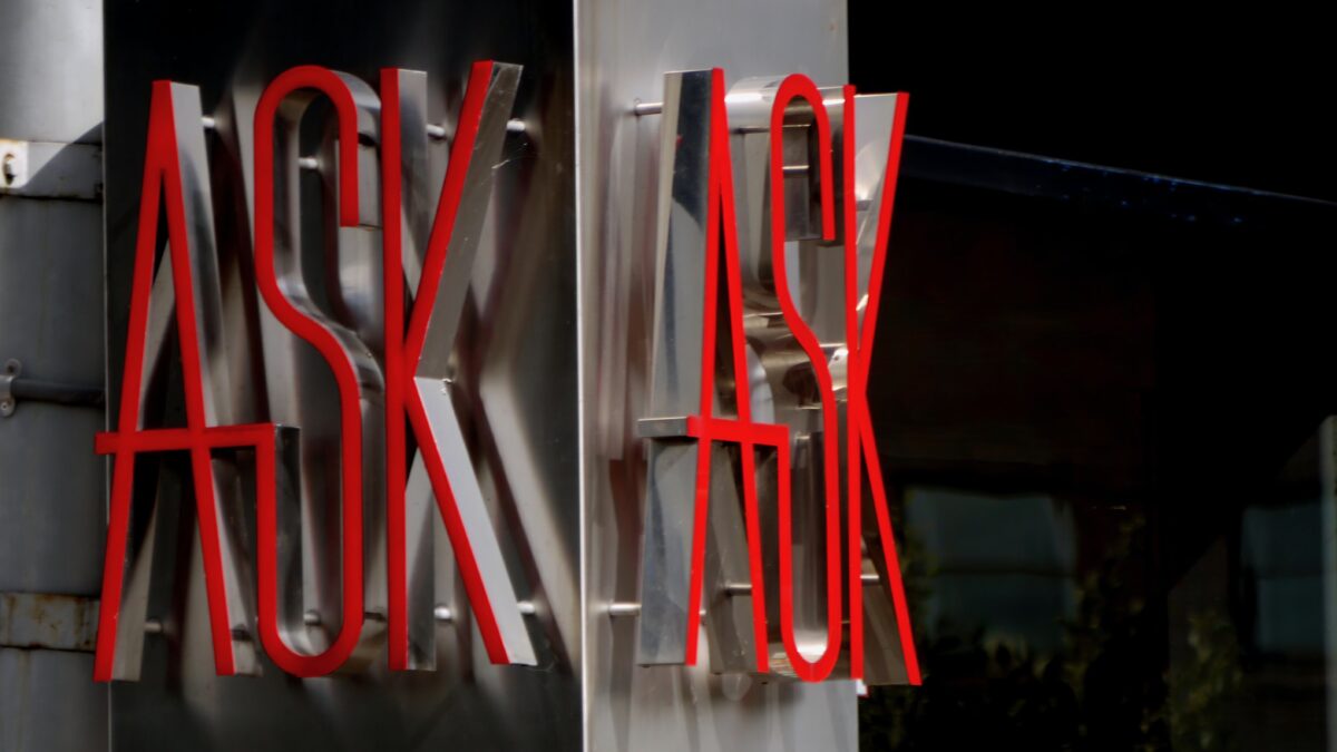 Kunstwerk met de letters ASK op ijzer met rood