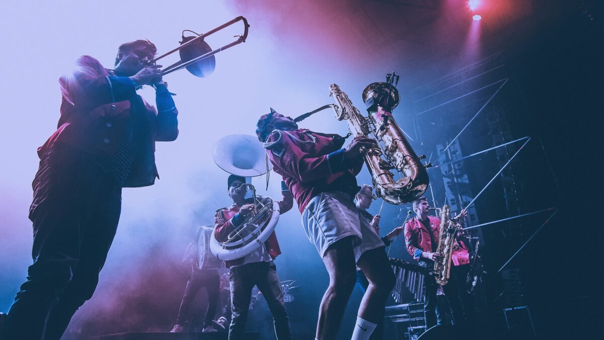 MEUTE is ‘fanfare’ die Duitse techno en brassmuziek op jouw event combineert by Jennifer Schmid