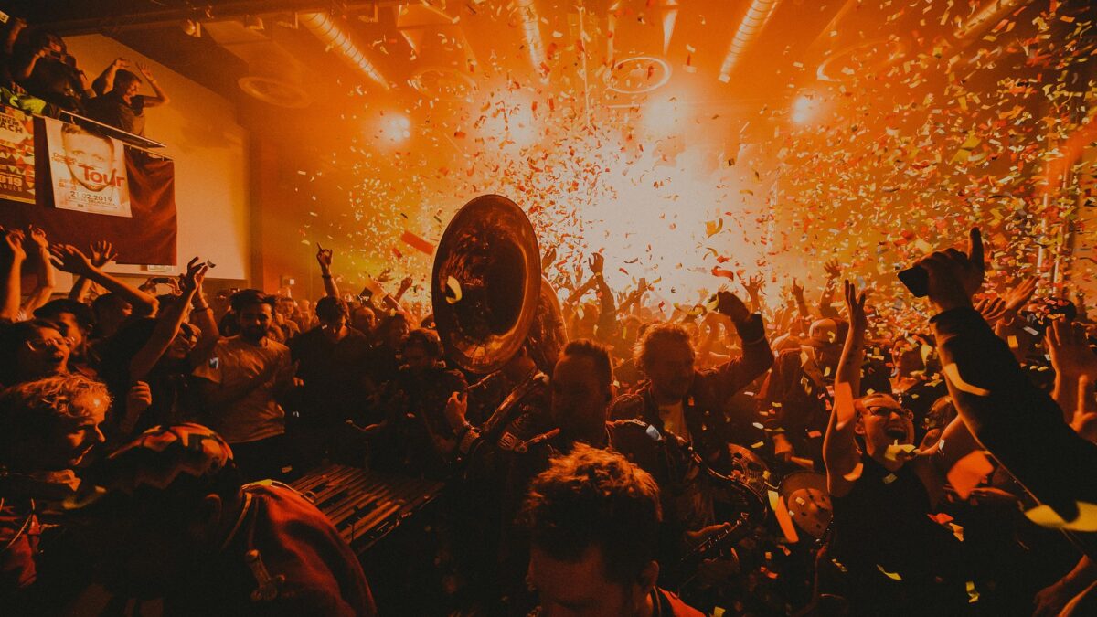 MEUTE is ‘fanfare’ die Duitse techno en brassmuziek op jouw event combineert shotbywozniak
