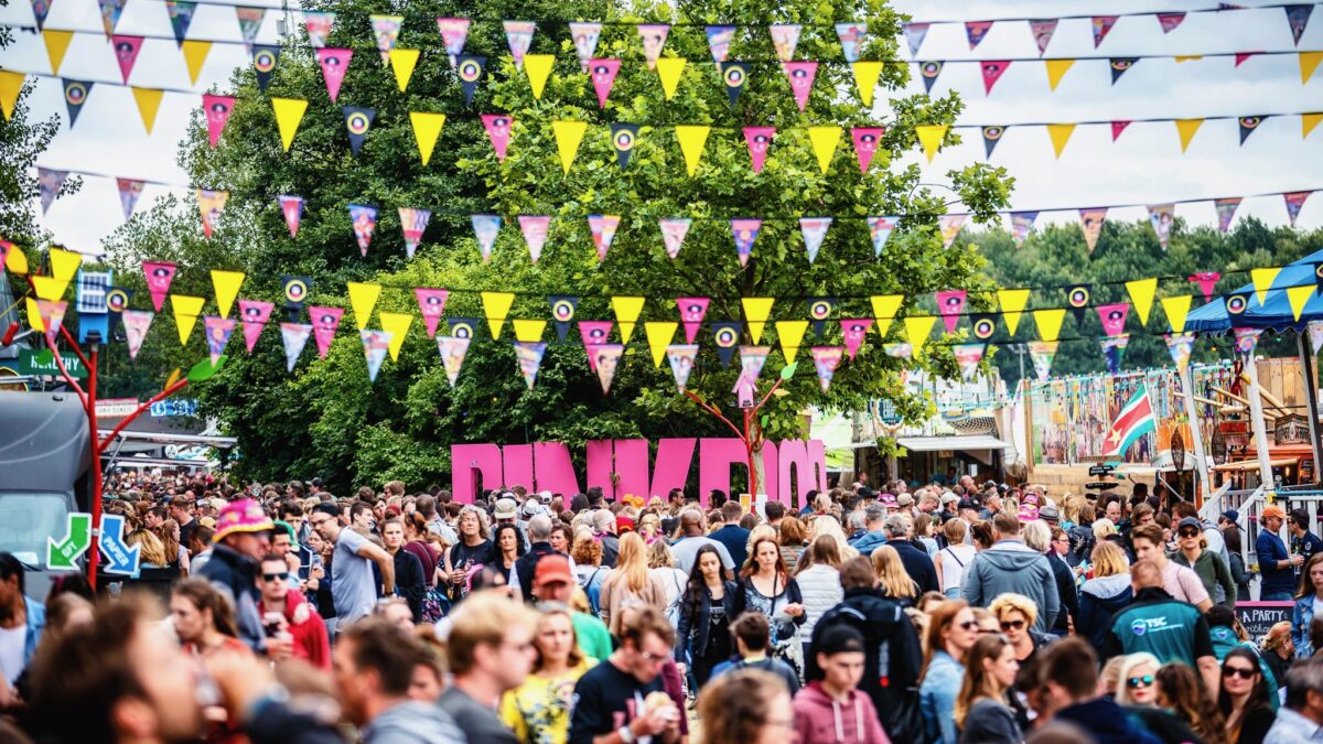 Pinkpop 2018 vlaggenlijn boven mensenmassa en roze pinkpop letters foto Bart Heemskerk