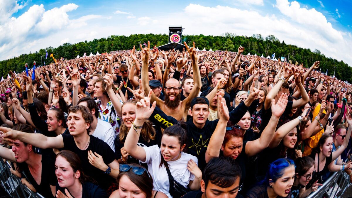Pinkpop 2019 mensenmassa die uit hun dak gaat bij optreden foto Bart Heemskerk
