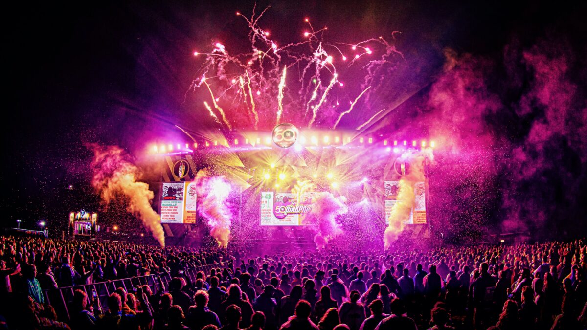 Pinkpop Foto - Martin Hols podium met publiek en vuurwerk