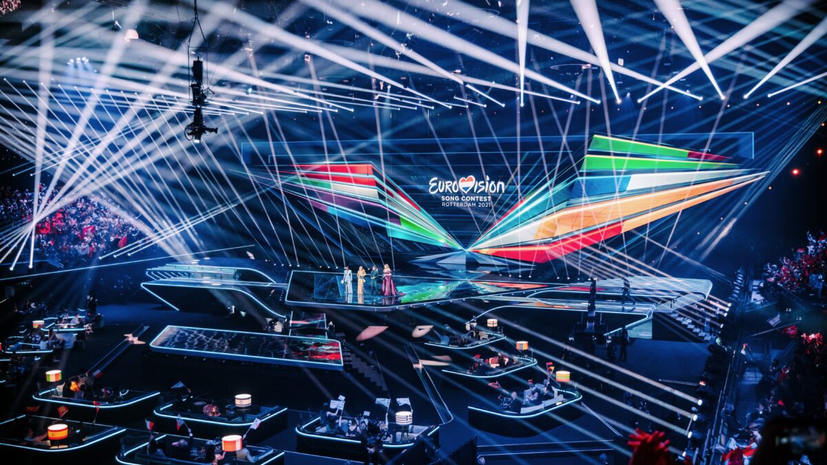 Podium Eurovision Songfestival met presentatoren - foto Nathan Reinds