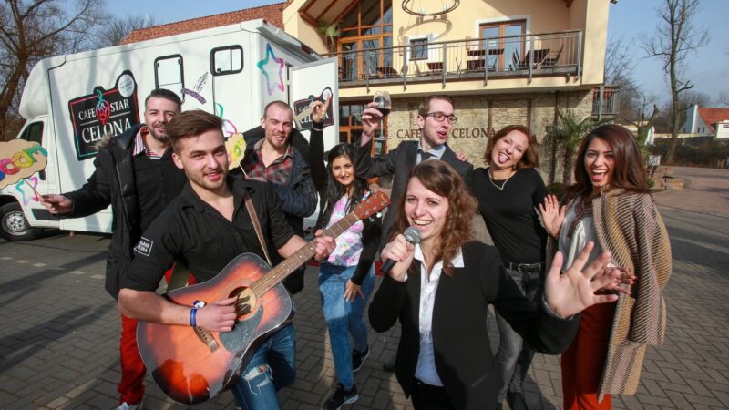 Sterren van concept - mensen die zingen met gitaar - EventZ