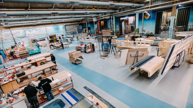 Unbranded werkplaats met hout - foto Nathan Reinds