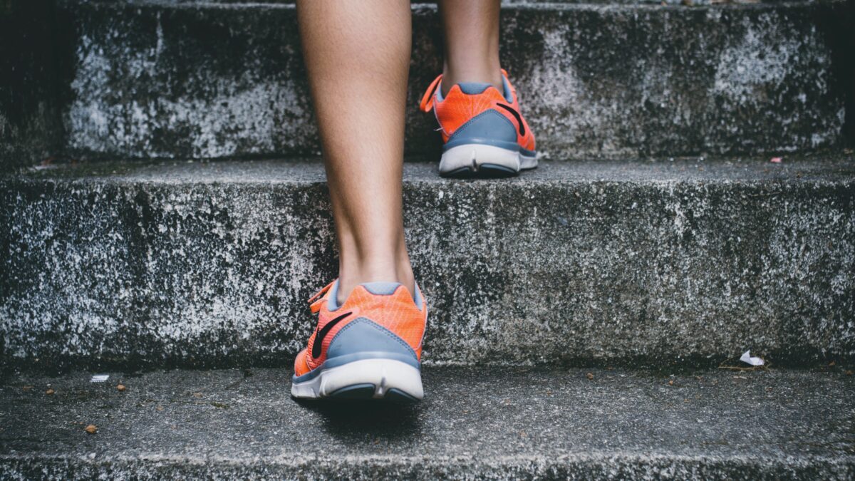 benen met hardloopschoenen die de trap op lopen