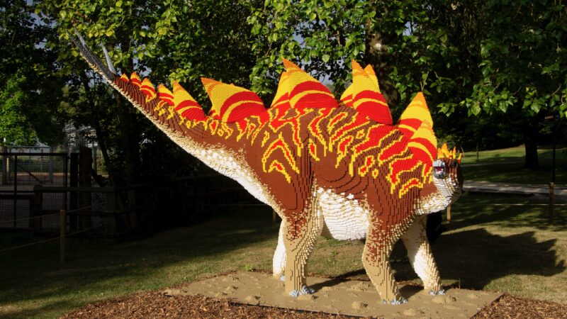 DeFabrique Dinofabriek Stegaosaurus bestaande uit 184471 bricks en 3m hoog