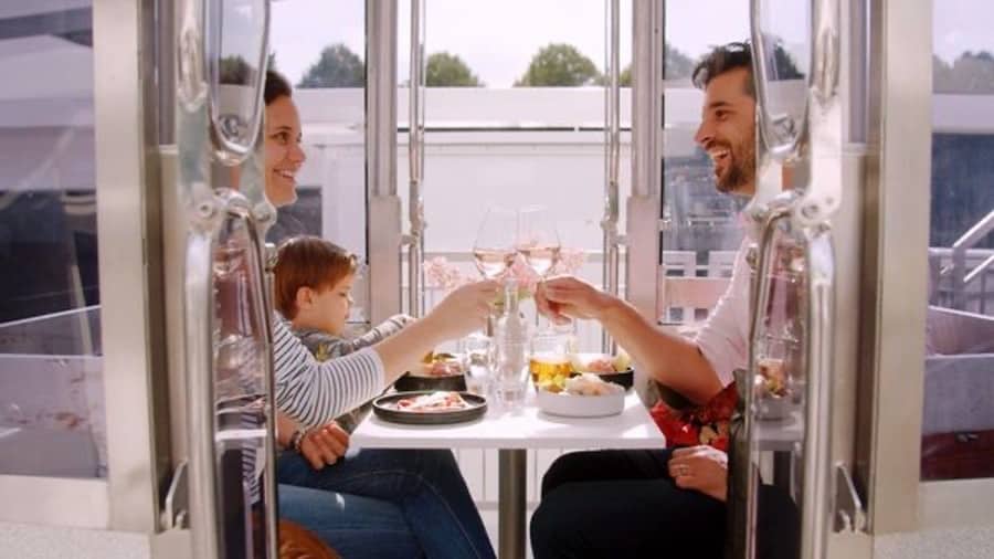 Gezin die aan het eten is in het reuzenrad Smakenrad