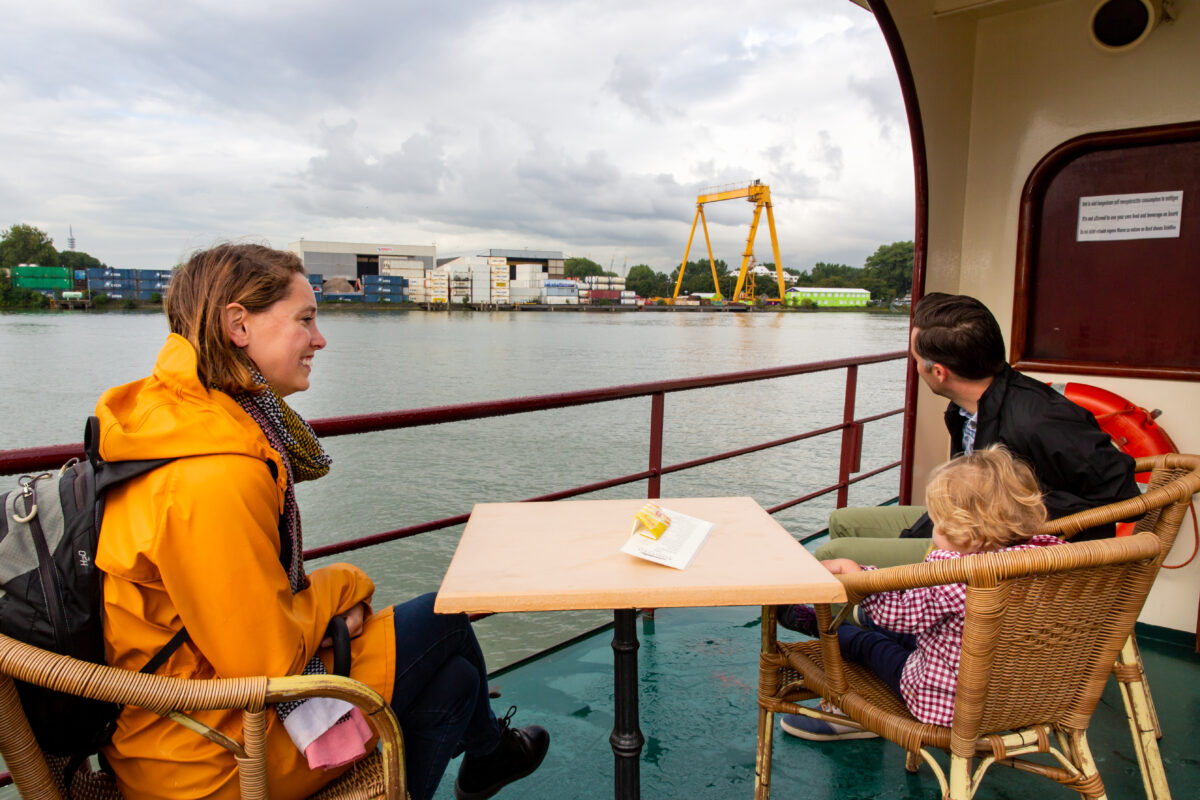 Gezin op een boot - wereldhavendagen