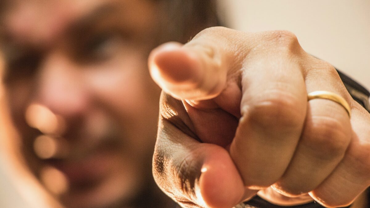 Man die wijst met zijn vinger