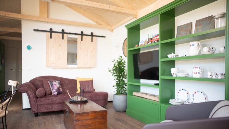 Nieuw duurzaam Qurios park is geschikt voor kleine teammeetings - Roompot - huiskamer met servieskast