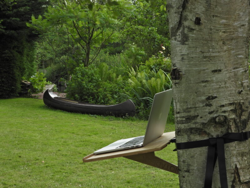 Notadesk buiten bomen