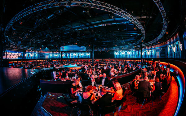 Studio 21 - diner in grote zaal met rondom schermen - dinershow