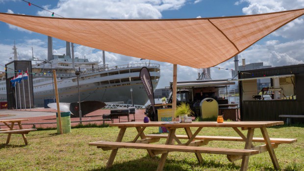 Sunny-Side-Terrace-ss-Rotterdam-terras-naast-boot-met-picknicktafel