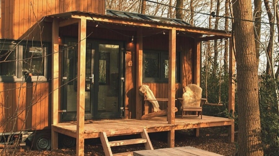 Tiny House TinyParks twee stoelen op veranda