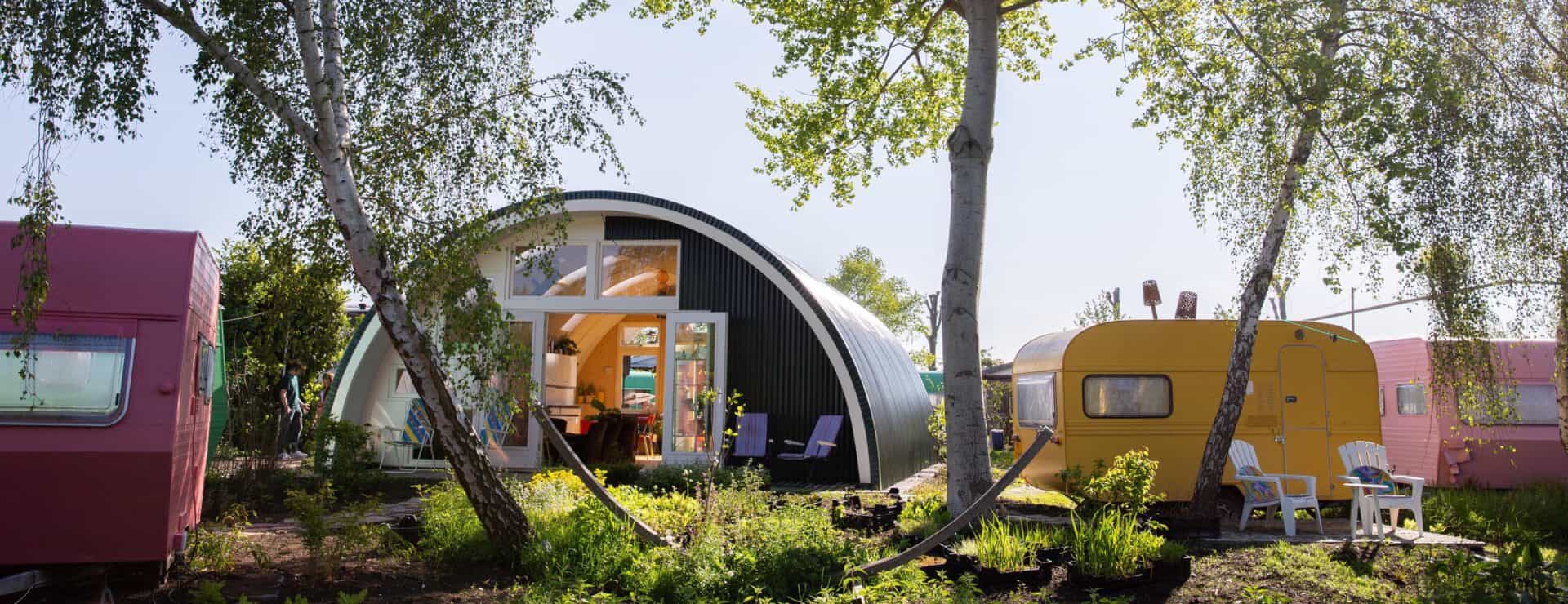 Tuinhotel Tralala gekleurde caravans en appartement