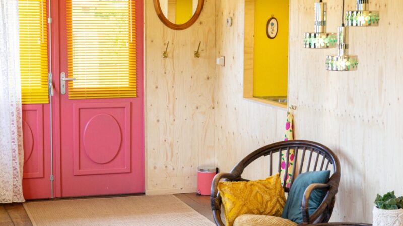 Tuinhotel Tralala huiskamer met roze deur