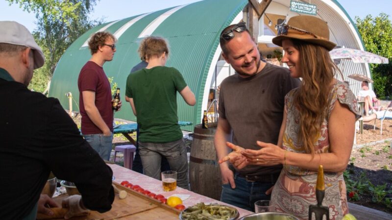 Tuinhotel Tralala mensen die eten bestellen