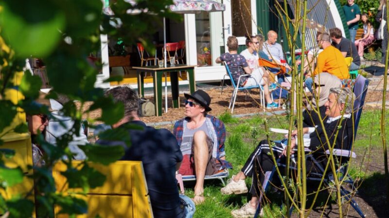 Tuinhotel Tralala mensen die genieten van de zon in stoelen