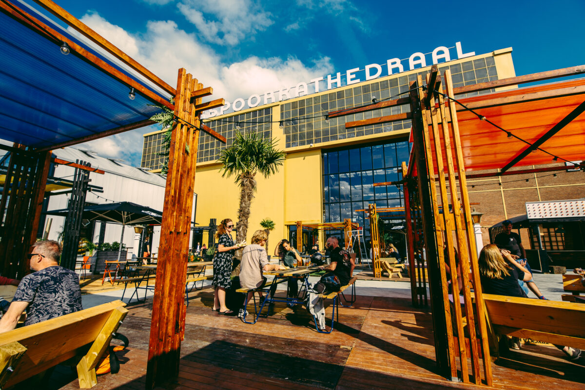 Werkspoorkade - Jeroen Soeterik - Werkspoorkathedraal loungeterras met picknickbanken