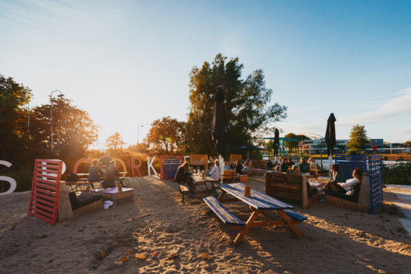 Werkspoorkade - Werkspoorkathedraal - strand met picknickbanken
