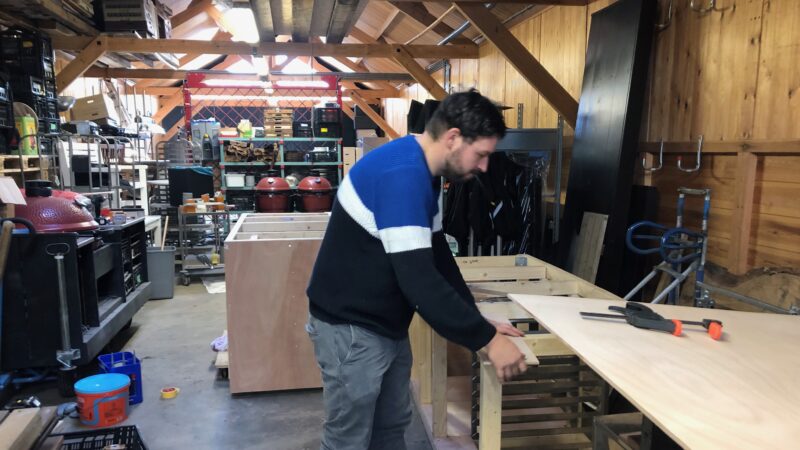 meubels maken Landgoed Te Werve - personeel in werkplaats