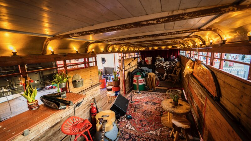 K-Veewagen interieur met bar