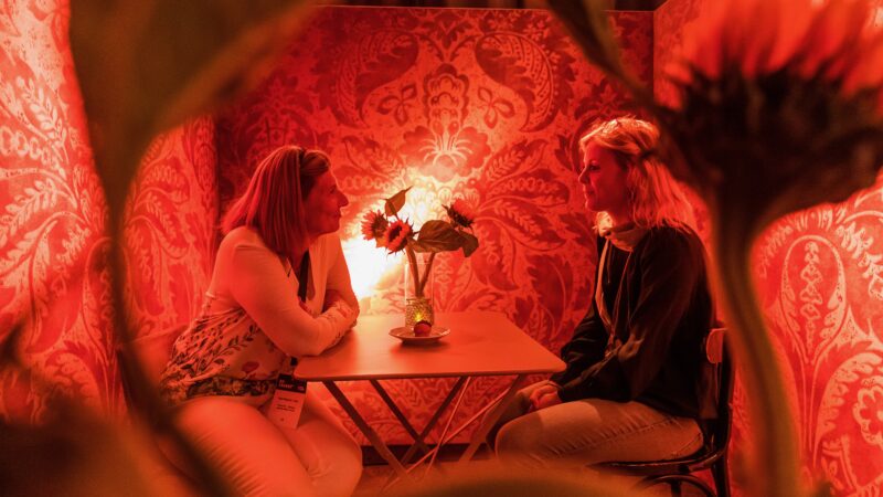 Foto Sander Boer - Kamer van Verbinding NXT MICE Re-Invent twee vrouwen die elkaar in de ogen kijken
