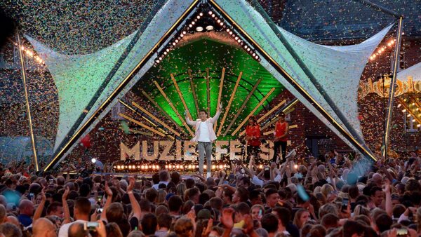 Muziekfeest op het plein - jan smit in tent - foto Avro tros