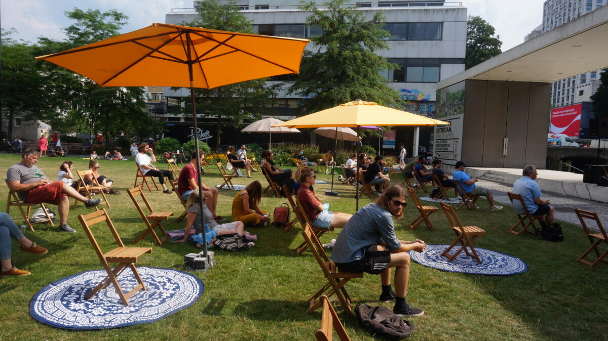 Stadspodium Rotterdam met stoelen