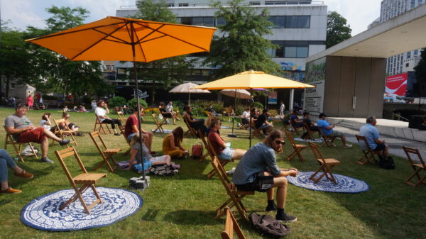 Stadspodium Rotterdam met stoelen