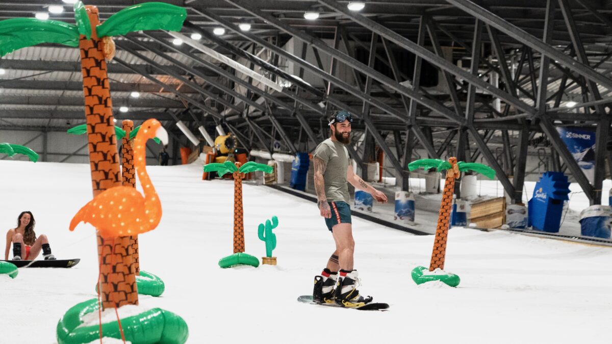 Summer Madness zomerskieen SnowWorld - man die op een snowboard de berg af komt