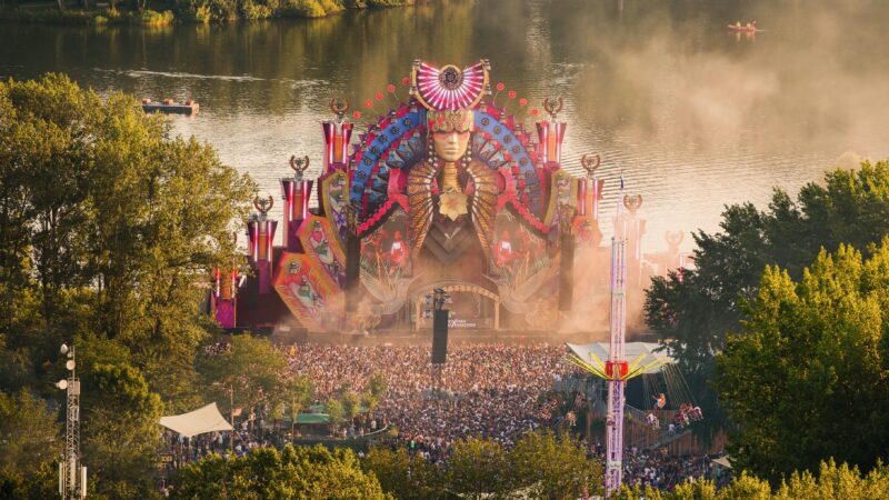 Mysteryland podium met daarachter water ID&T