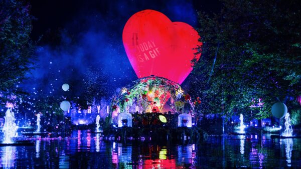 fotograafniels.nl - Mysteryland Livestream 2020 ID&T rode hartballon met dj op water