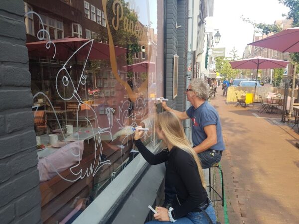 internationale tekenfestival The Big Draw mensen die op ramen tekenen