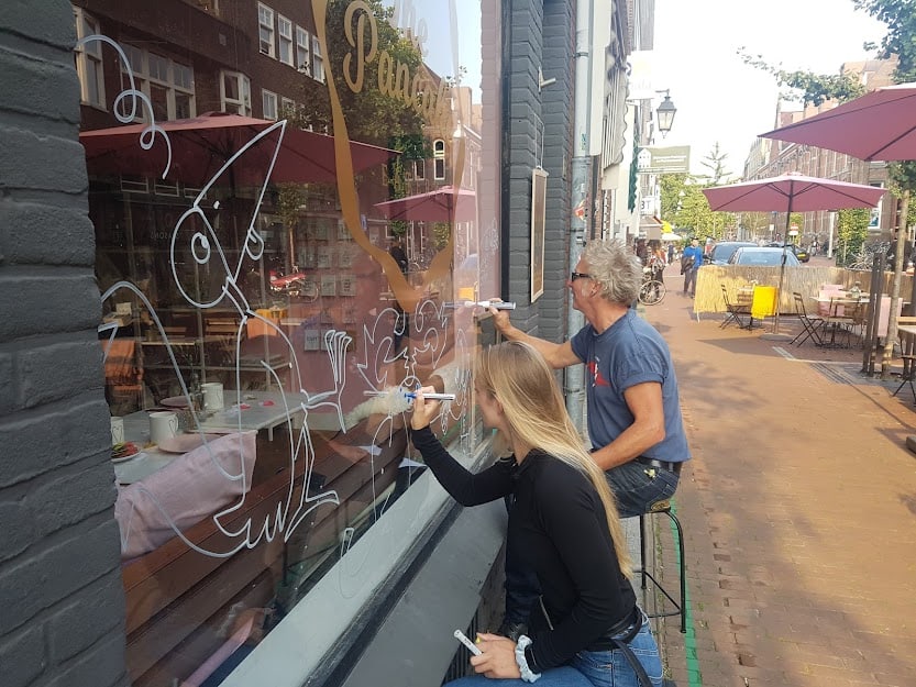internationale tekenfestival The Big Draw mensen die op ramen tekenen