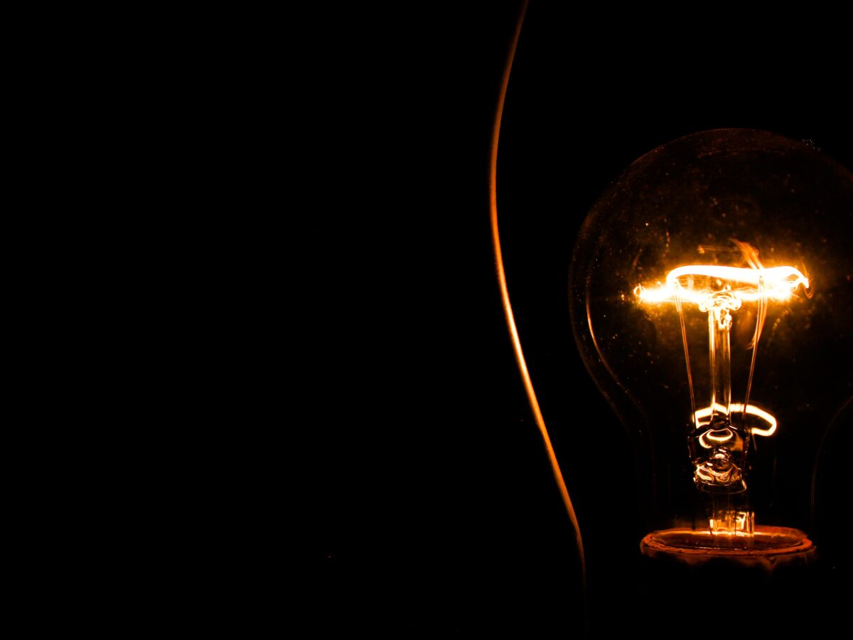 Gloeilamp in het donker