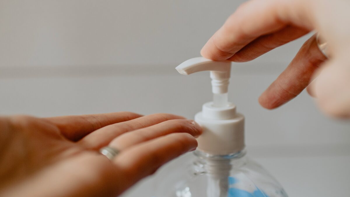 Hand bij pompje met desinfecterende gel