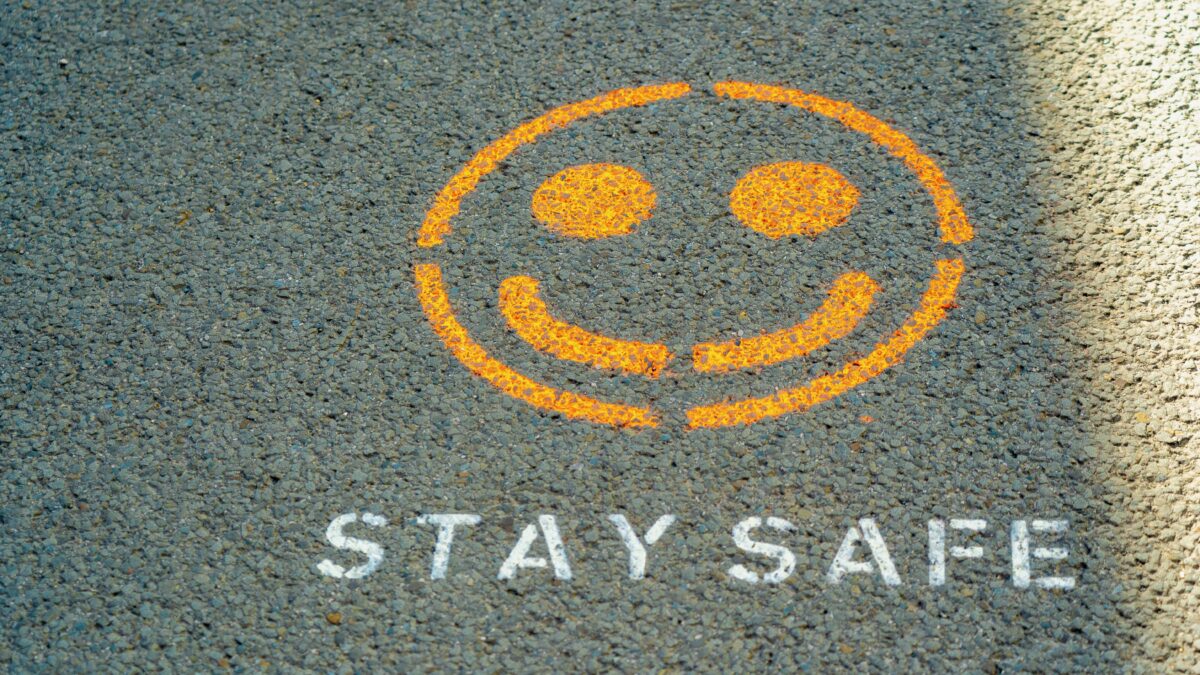 Stay safe graffiti op de grond