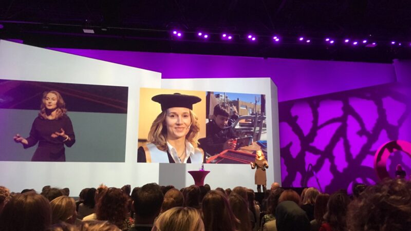 Deborah Nas - spreker Quality Bookings op groot podium