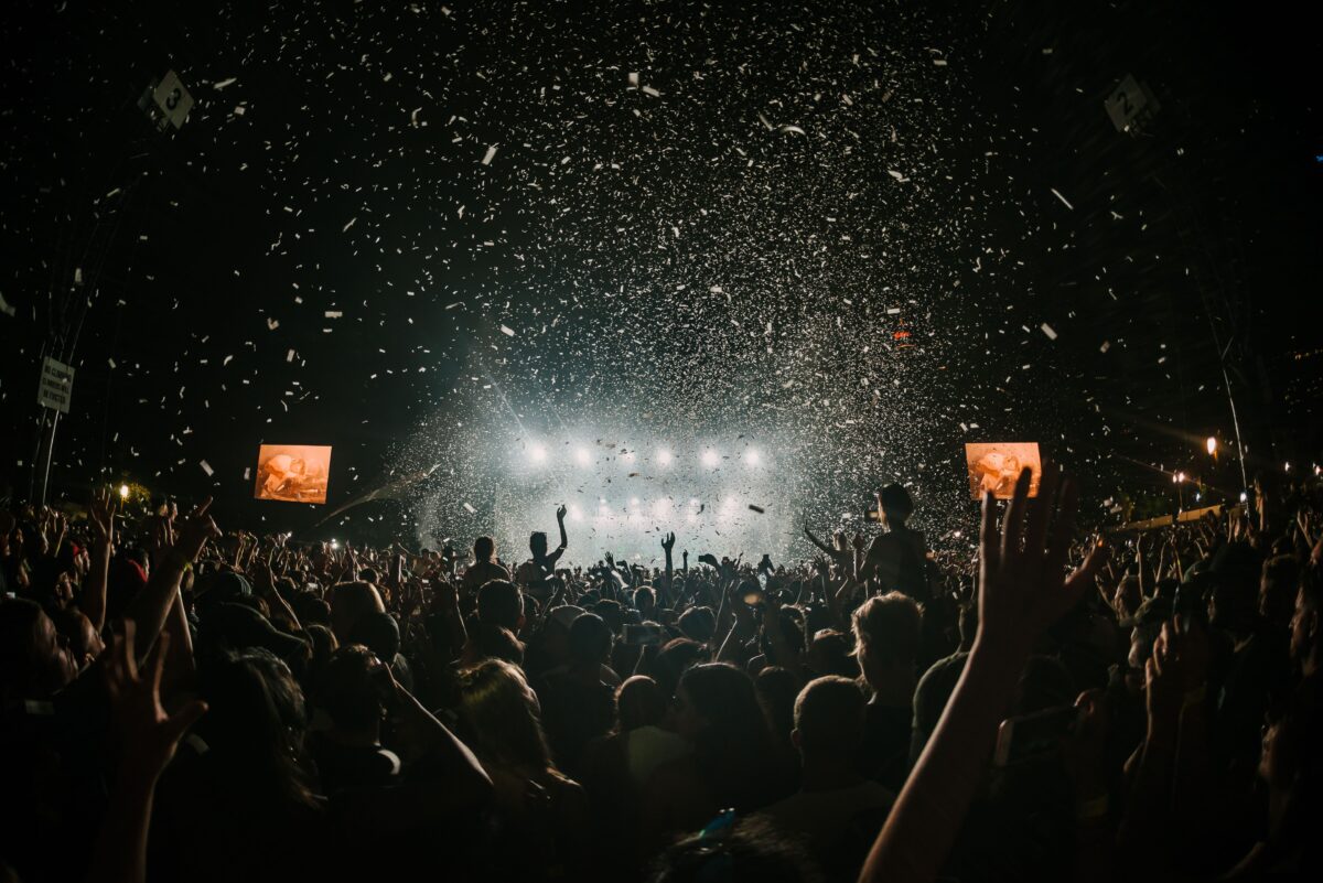 Festival met uitzinnig publiek en confetti