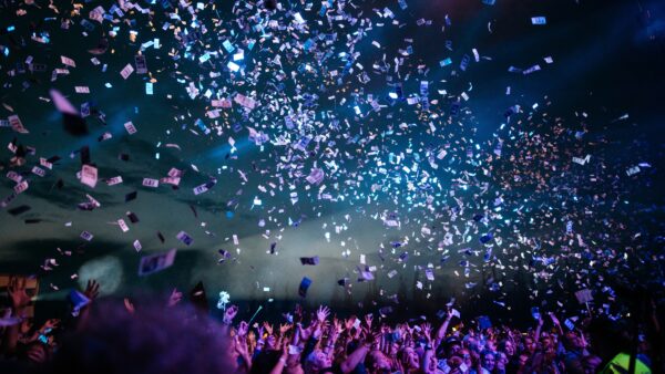 Geld in de lucht bij een concert