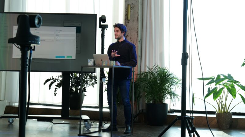Momice Online Events met spreker voor een scherm
