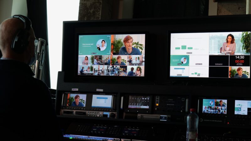 Momice online event met schermen in beeld