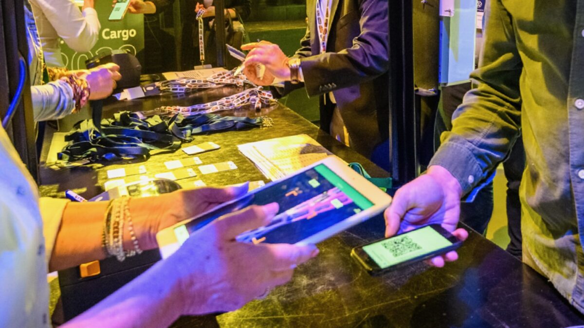 Momice toegangsbewijzen worden gescand en badges worden uitgedeeld